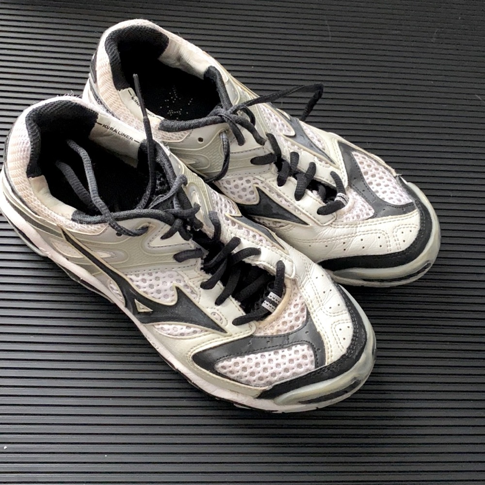 Mizuno volleyball court shoes